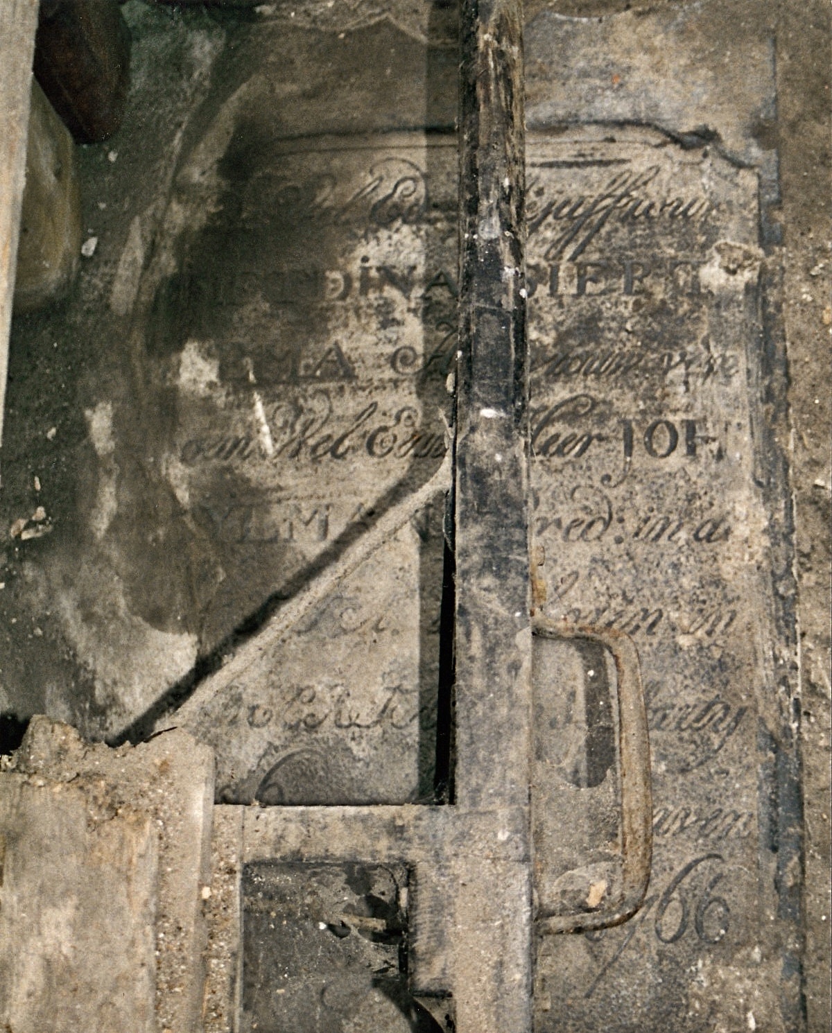 In 1997 worden de tegels en een deel van het zand tijdelijk verwijderd en worden twee graven zichtbaar. 

Het graf van Metdina valt niet goed te fotograferen omdat er een balkconstructie boven hangt. Tekst op de zerk: WELED. MEJUFFROUW METDINA SIERTSEMA, HUISVROUW VAN DE WELEERW. HEER JOH. SYLMAN, PRED. IN DE EEXTA, IS GEBOREN IN BEERTA DEN 11 MARTY 1726, ALHIER GESTORVEN DEN 18 SEPTEMBR 1766. N.B. Fundament van lijkenhuisje. Mededeling. GDW, blz. 246, nr. [1130A]. Foto: ©Geert-Jan Siertsema; fotobewerking: Jur Kuipers.